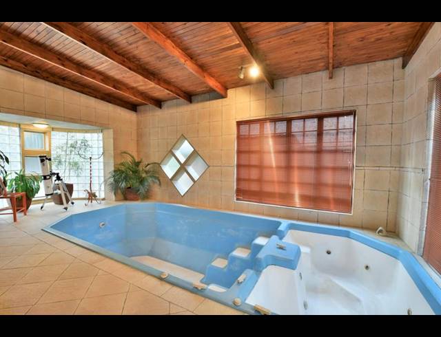 6 BEDROOM HOUSE FOR SALE IN GLENVISTA